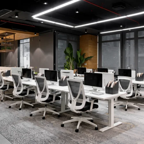 Bureaustoel SO300 Wit in moderne open kantoorruimte